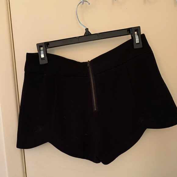 Black Shorts with Bow at the Front - Picture 4 of 4